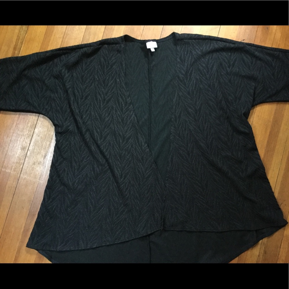 S LuLaRoe Lindsay Black embossed print
